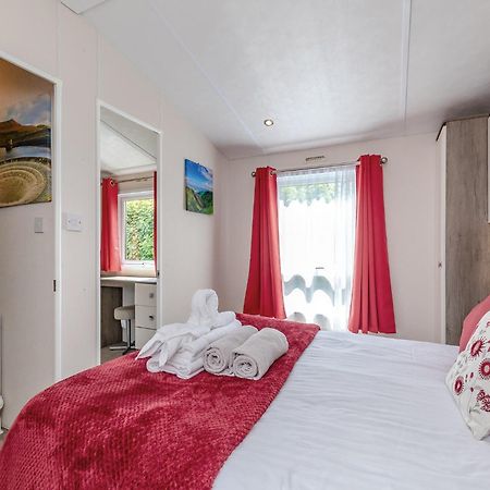 Longnor Wood Holiday Park ภายนอก รูปภาพ