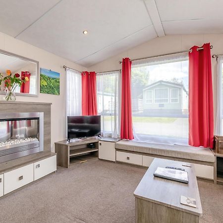 Longnor Wood Holiday Park ภายนอก รูปภาพ