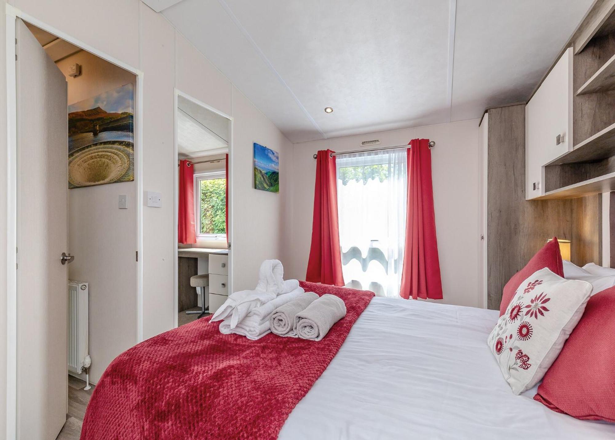 Longnor Wood Holiday Park ภายนอก รูปภาพ