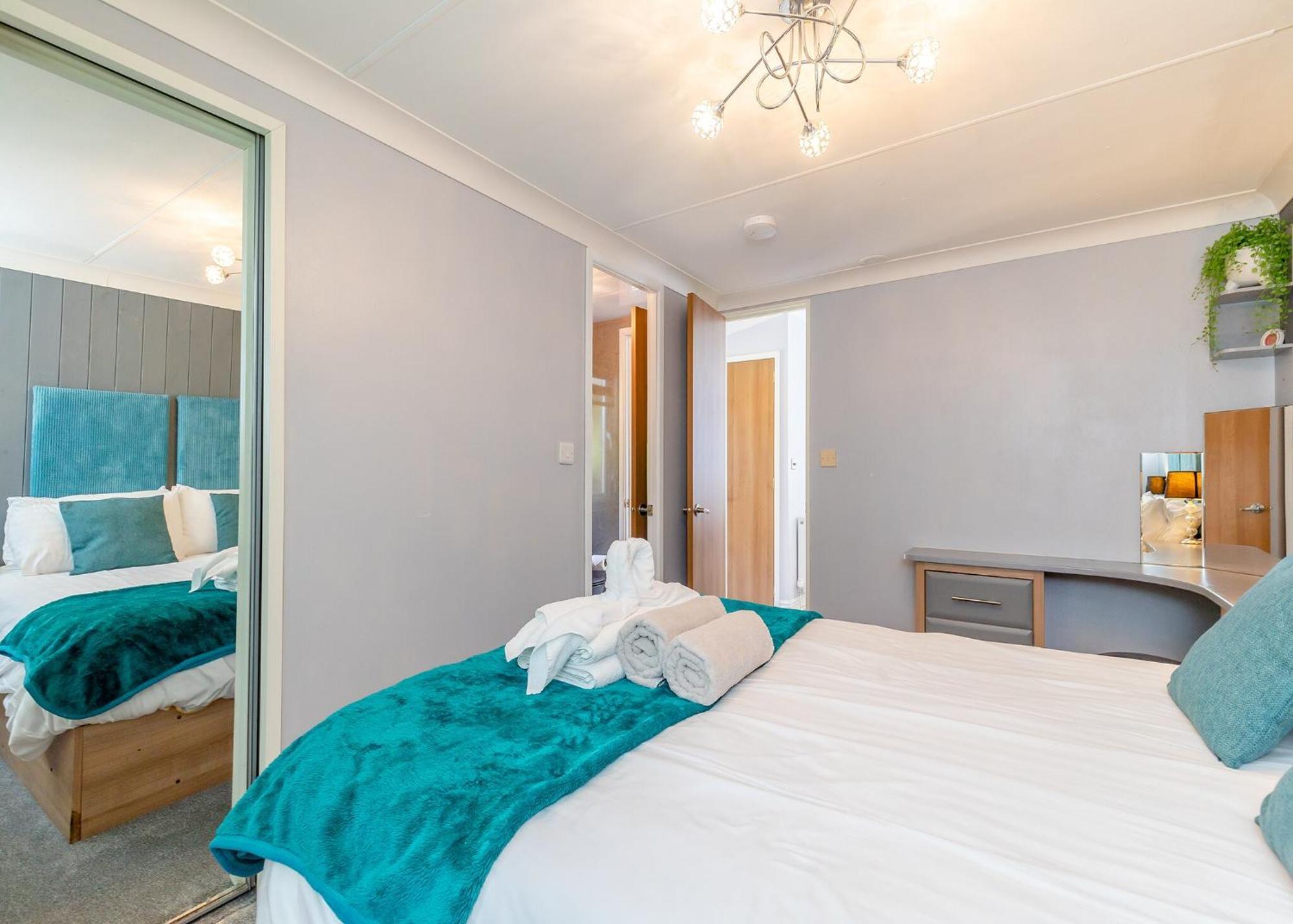 Longnor Wood Holiday Park ภายนอก รูปภาพ