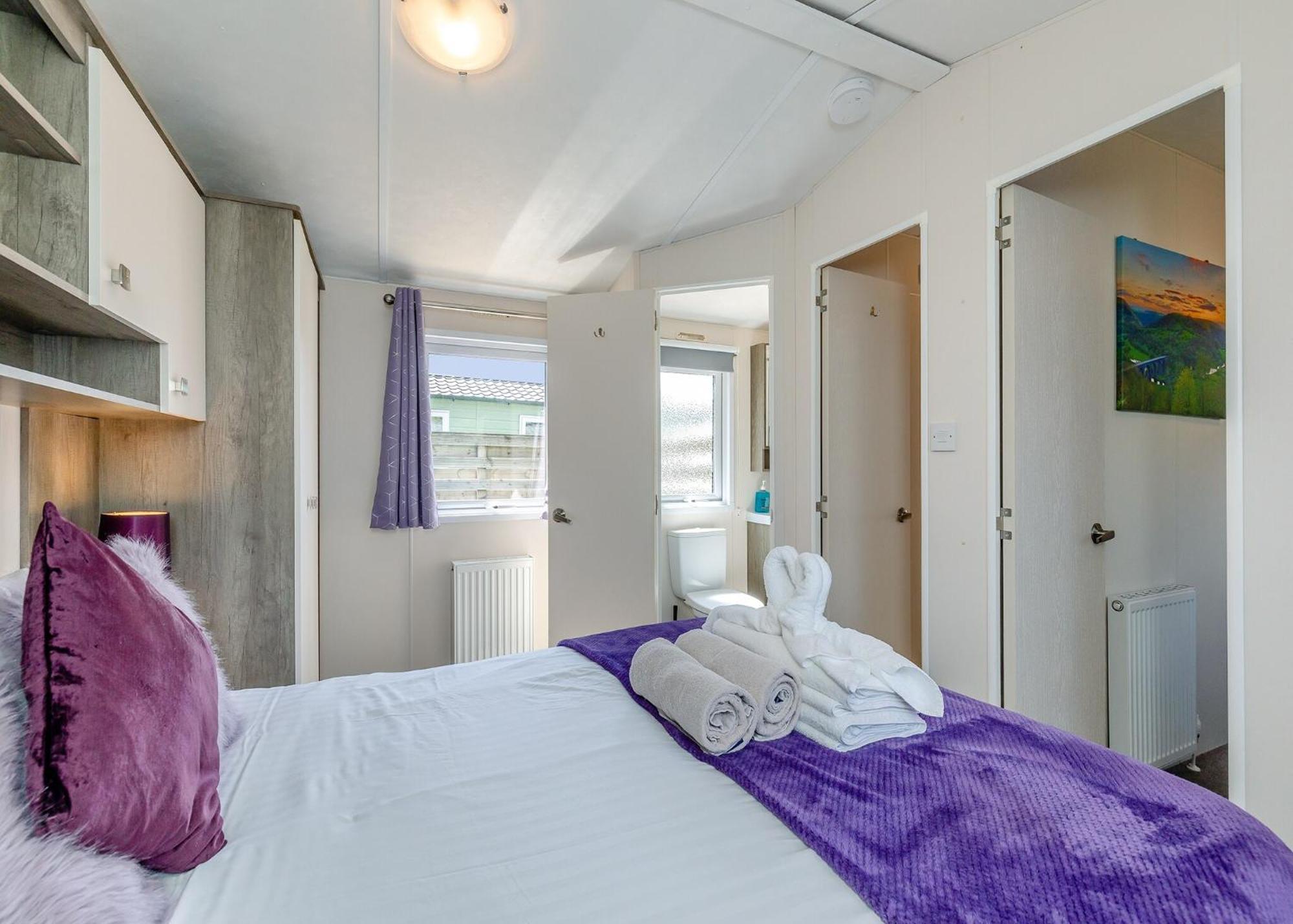 Longnor Wood Holiday Park ภายนอก รูปภาพ