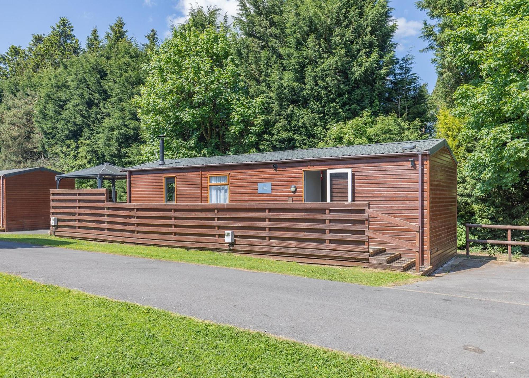 Longnor Wood Holiday Park ภายนอก รูปภาพ