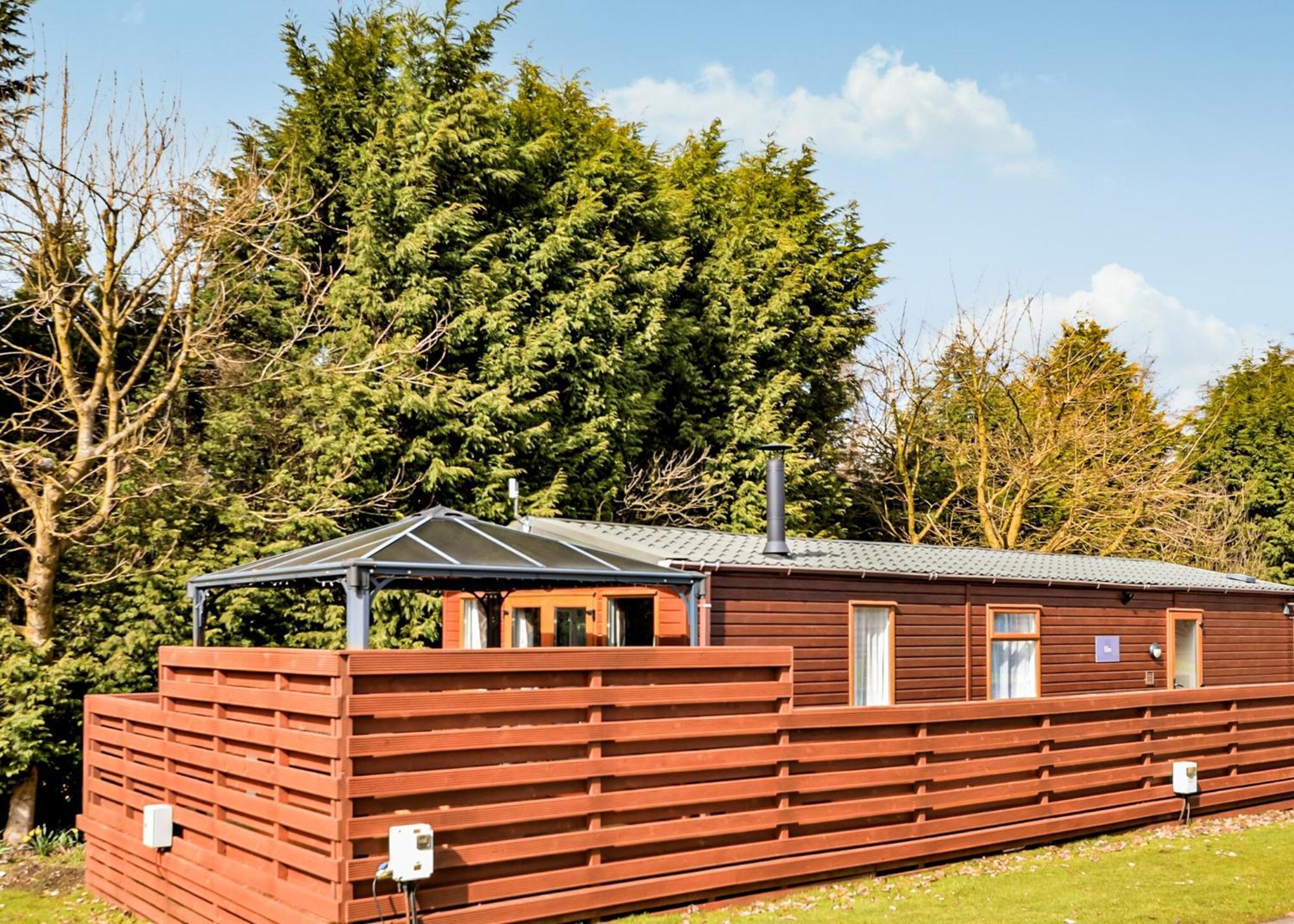 Longnor Wood Holiday Park ภายนอก รูปภาพ