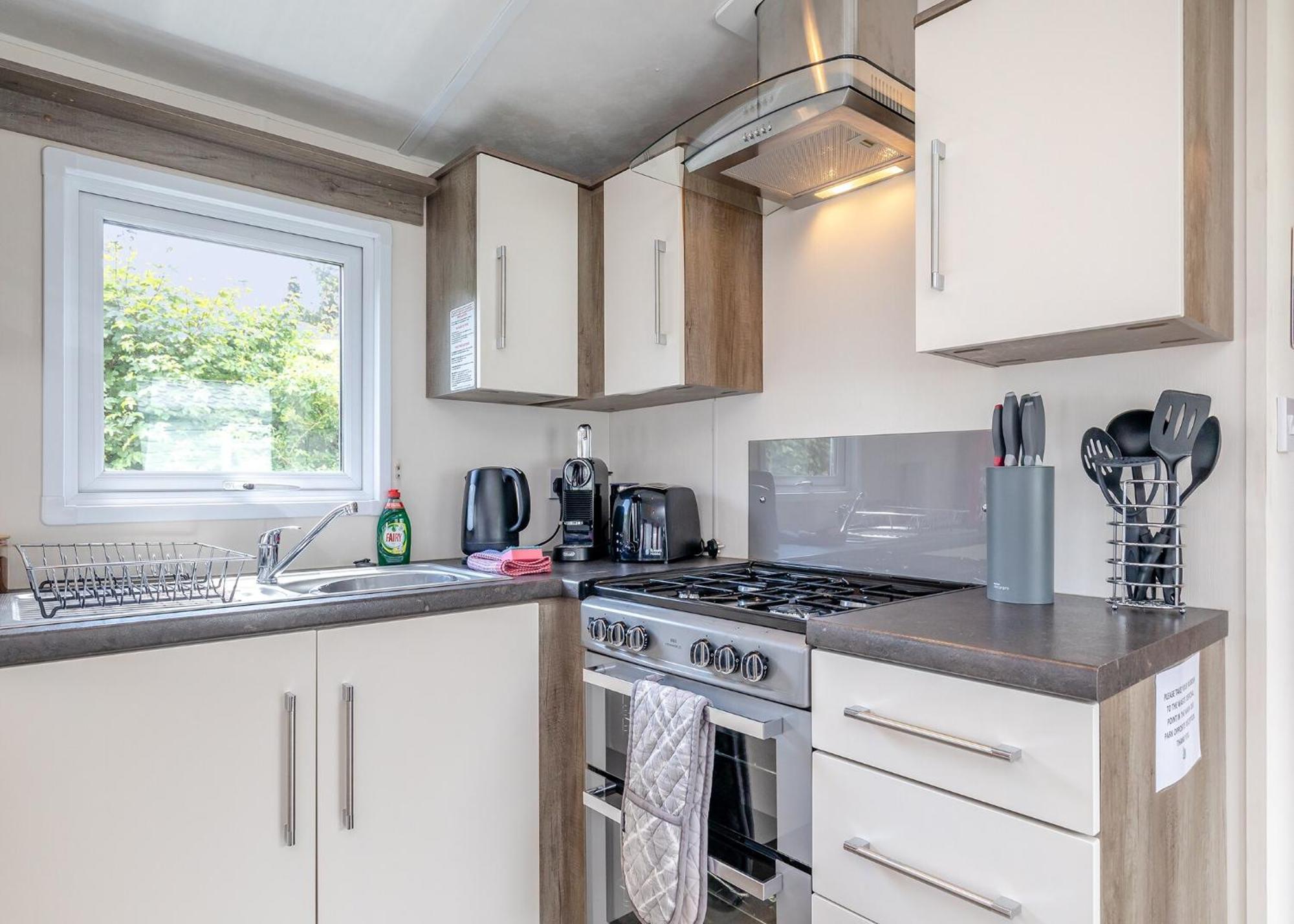 Longnor Wood Holiday Park ภายนอก รูปภาพ