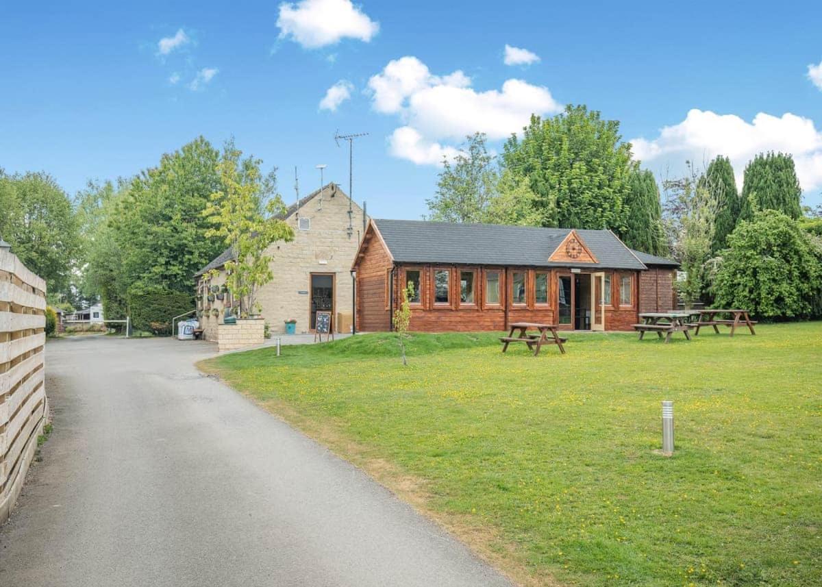 Longnor Wood Holiday Park ภายนอก รูปภาพ