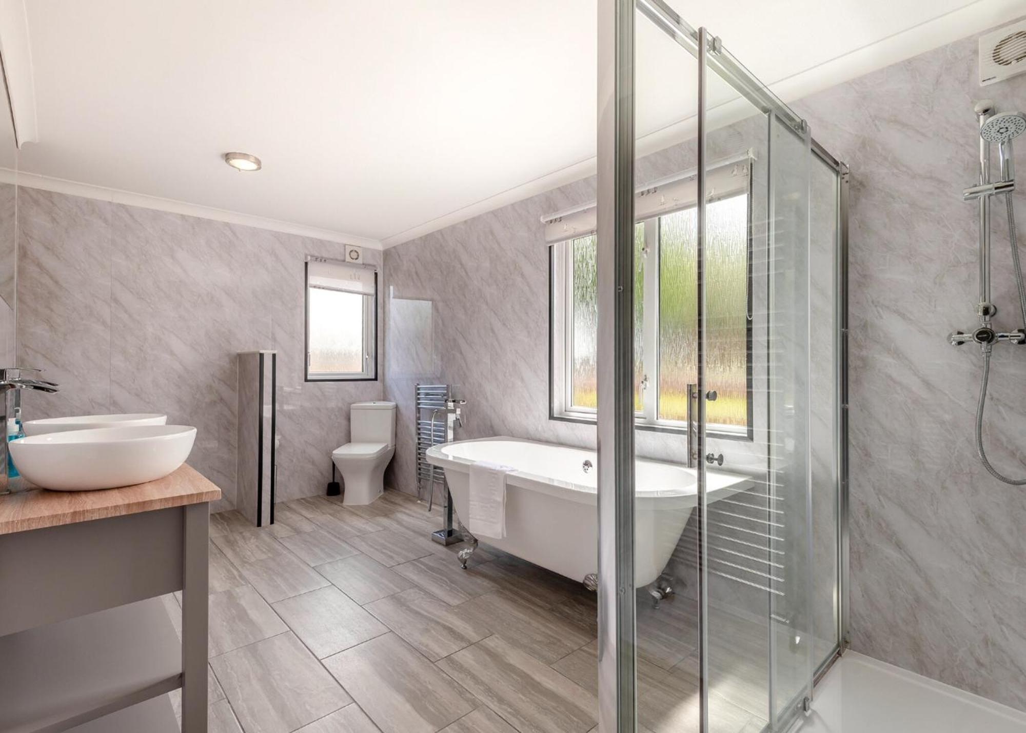 Longnor Wood Holiday Park ภายนอก รูปภาพ