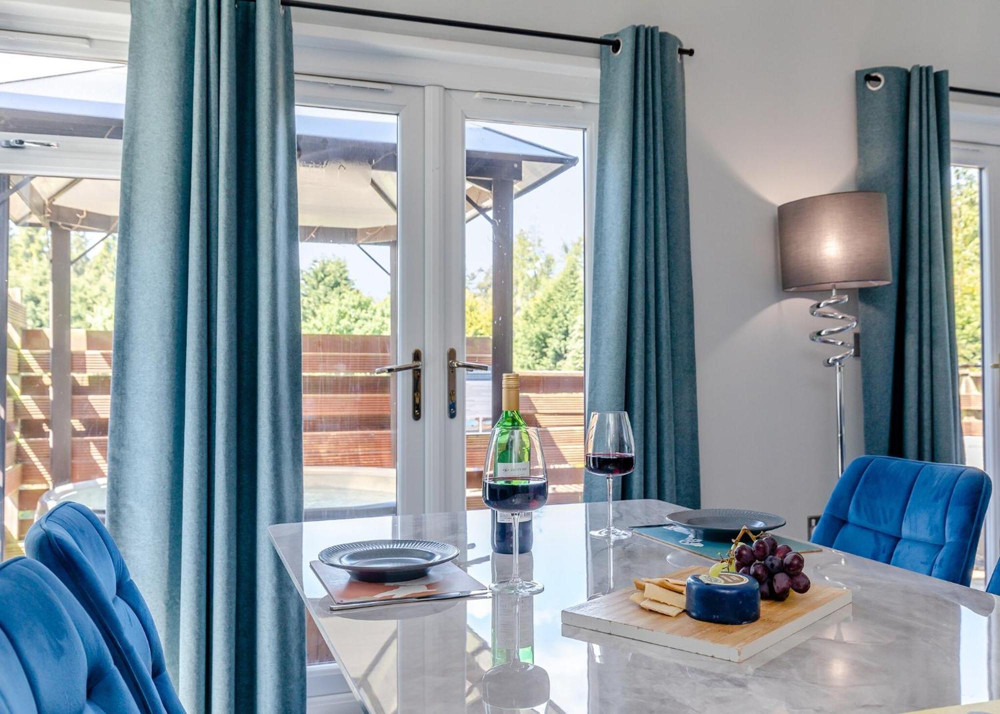 Longnor Wood Holiday Park ภายนอก รูปภาพ
